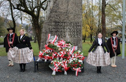 Uroczystości pod pomnikiem